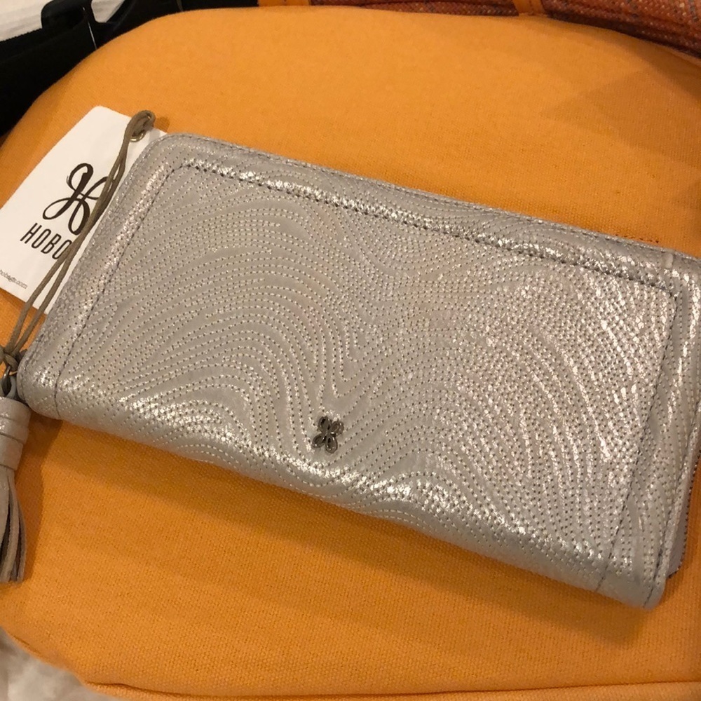 HOBO NILA LARGE ZIP AROUND WALLET in SILVER NWT
